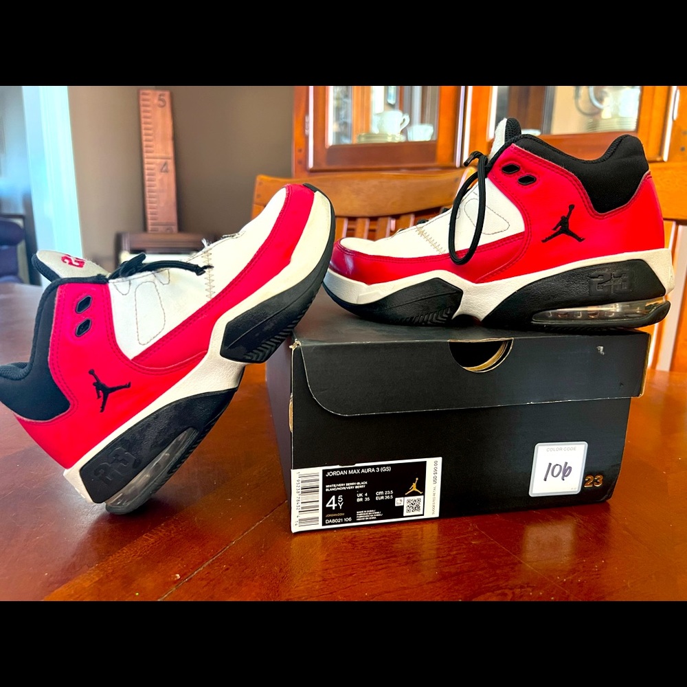 Jordan Kids' Max Aura 3 size 4.5Y